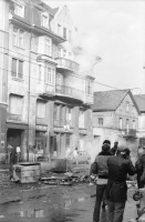 Image of sheet 19800306 photo 13: Demonstration für die Einstellung aller Strafverfahren. Zwölf Stunden Krawall  124 Verhaftungen Die Limmatstrasse 18-20 vor dem AJZ gleicht einem Schlachtfeld. Barrikaden. Rauch. Container liegen am Boden. Christian Vaterlaus.(heute Networking) Polizei greift Sanität Auto Deux Chevaux an, die Verletzte wegfahren, reissen Verwundete aus dem Auto und verhaften sie. Kamera Mann Ackermann von SFDRS. Junger Mann wird verhaftet, wird später Junkie und Patient von unserer Praxis am Limmatplatz. Angriff Polizei auf Gruppe auf Mühlesteg beim Platzspitz. Brücke über die Sihl. Junger schützt sich mit seinem aufgespannten Regenschirm. Wird von Polizei heftig zusammengeprügelt. Ich bin Zeugin am Prozess gegen ihn und erzähle über das friedliche Verhalten des Typs, der später 3 Monate bedingt Gefängnis kriegt. Meine Bilder (laut Staatsanwalt Bärtschi vor den Geschworenen) seien kein Beweis. Der Rand des Negativs sei nicht zu sehen!
Jugendbewegung Bewegig AJZ Zürcher Jugendunruhen Demonstrationen
Zürich youth movement protest 1980