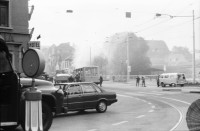 Image of sheet 19800306 photo 16: Demonstration für die Einstellung aller Strafverfahren. Zwölf Stunden Krawall  124 Verhaftungen Die Limmatstrasse 18-20 vor dem AJZ gleicht einem Schlachtfeld. Barrikaden. Rauch. Container liegen am Boden. Christian Vaterlaus.(heute Networking) Polizei greift Sanität Auto Deux Chevaux an, die Verletzte wegfahren, reissen Verwundete aus dem Auto und verhaften sie. Kamera Mann Ackermann von SFDRS. Junger Mann wird verhaftet, wird später Junkie und Patient von unserer Praxis am Limmatplatz. Angriff Polizei auf Gruppe auf Mühlesteg beim Platzspitz. Brücke über die Sihl. Junger schützt sich mit seinem aufgespannten Regenschirm. Wird von Polizei heftig zusammengeprügelt. Ich bin Zeugin am Prozess gegen ihn und erzähle über das friedliche Verhalten des Typs, der später 3 Monate bedingt Gefängnis kriegt. Meine Bilder (laut Staatsanwalt Bärtschi vor den Geschworenen) seien kein Beweis. Der Rand des Negativs sei nicht zu sehen!
Jugendbewegung Bewegig AJZ Zürcher Jugendunruhen Demonstrationen
Zürich youth movement protest 1980