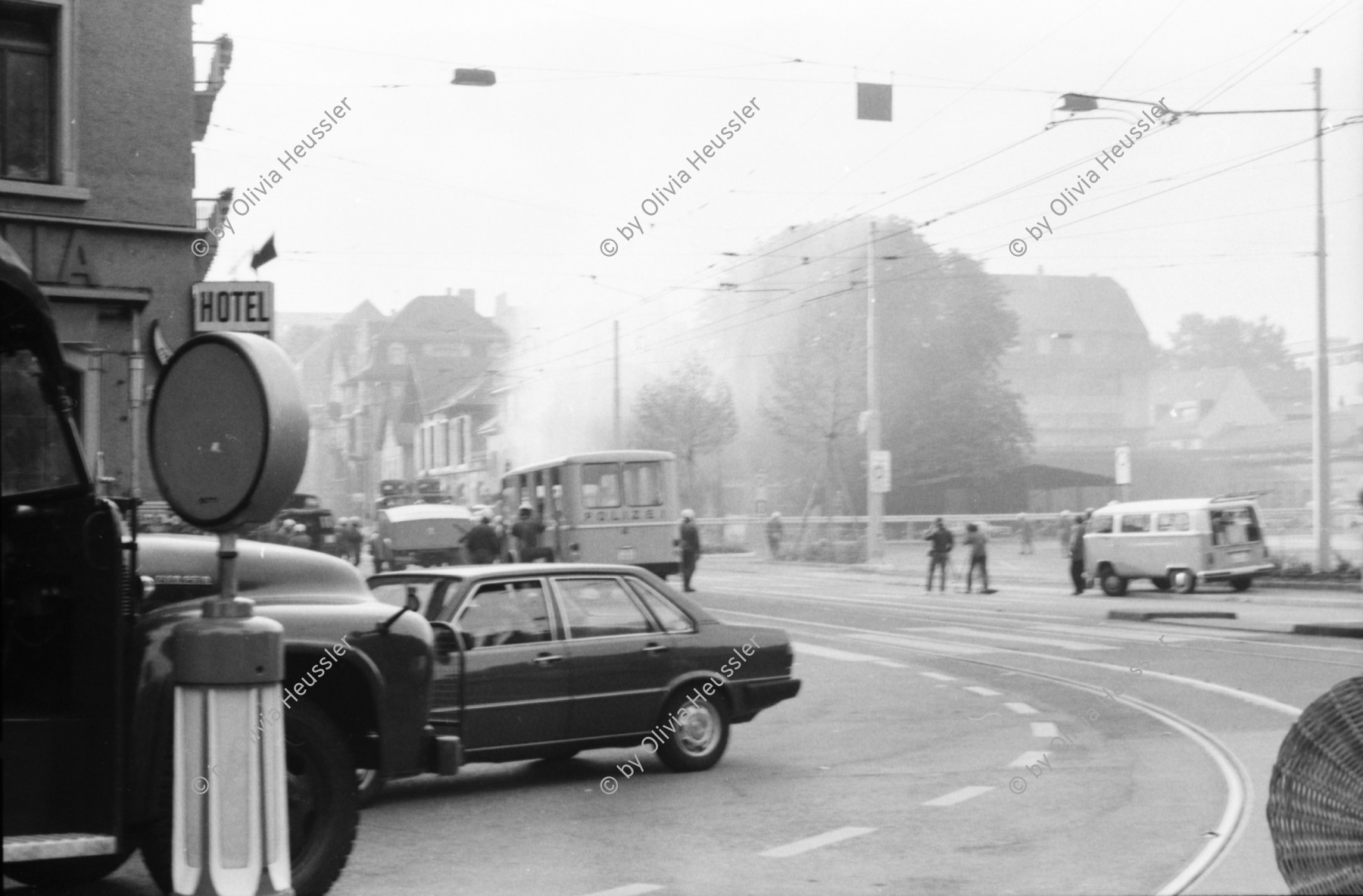 Image of sheet 19800306 photo 16: Demonstration für die Einstellung aller Strafverfahren. Zwölf Stunden Krawall  124 Verhaftungen Die Limmatstrasse 18-20 vor dem AJZ gleicht einem Schlachtfeld. Barrikaden. Rauch. Container liegen am Boden. Christian Vaterlaus.(heute Networking) Polizei greift Sanität Auto Deux Chevaux an, die Verletzte wegfahren, reissen Verwundete aus dem Auto und verhaften sie. Kamera Mann Ackermann von SFDRS. Junger Mann wird verhaftet, wird später Junkie und Patient von unserer Praxis am Limmatplatz. Angriff Polizei auf Gruppe auf Mühlesteg beim Platzspitz. Brücke über die Sihl. Junger schützt sich mit seinem aufgespannten Regenschirm. Wird von Polizei heftig zusammengeprügelt. Ich bin Zeugin am Prozess gegen ihn und erzähle über das friedliche Verhalten des Typs, der später 3 Monate bedingt Gefängnis kriegt. Meine Bilder (laut Staatsanwalt Bärtschi vor den Geschworenen) seien kein Beweis. Der Rand des Negativs sei nicht zu sehen!
Jugendbewegung Bewegig AJZ Zürcher Jugendunruhen Demonstrationen
Zürich youth movement protest 1980