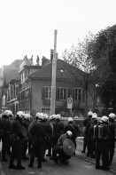 Image of sheet 19800306 photo 17: Demonstration für die Einstellung aller Strafverfahren. Zwölf Stunden Krawall  124 Verhaftungen Die Limmatstrasse 18-20 vor dem AJZ gleicht einem Schlachtfeld. Barrikaden. Rauch. Container liegen am Boden. 
Jugendbewegung Bewegig AJZ Zürcher Jugendunruhen Demonstrationen
Zürich youth movement protest 1980 √ Kreis 5 fünf Schweiz Switzerland Europe