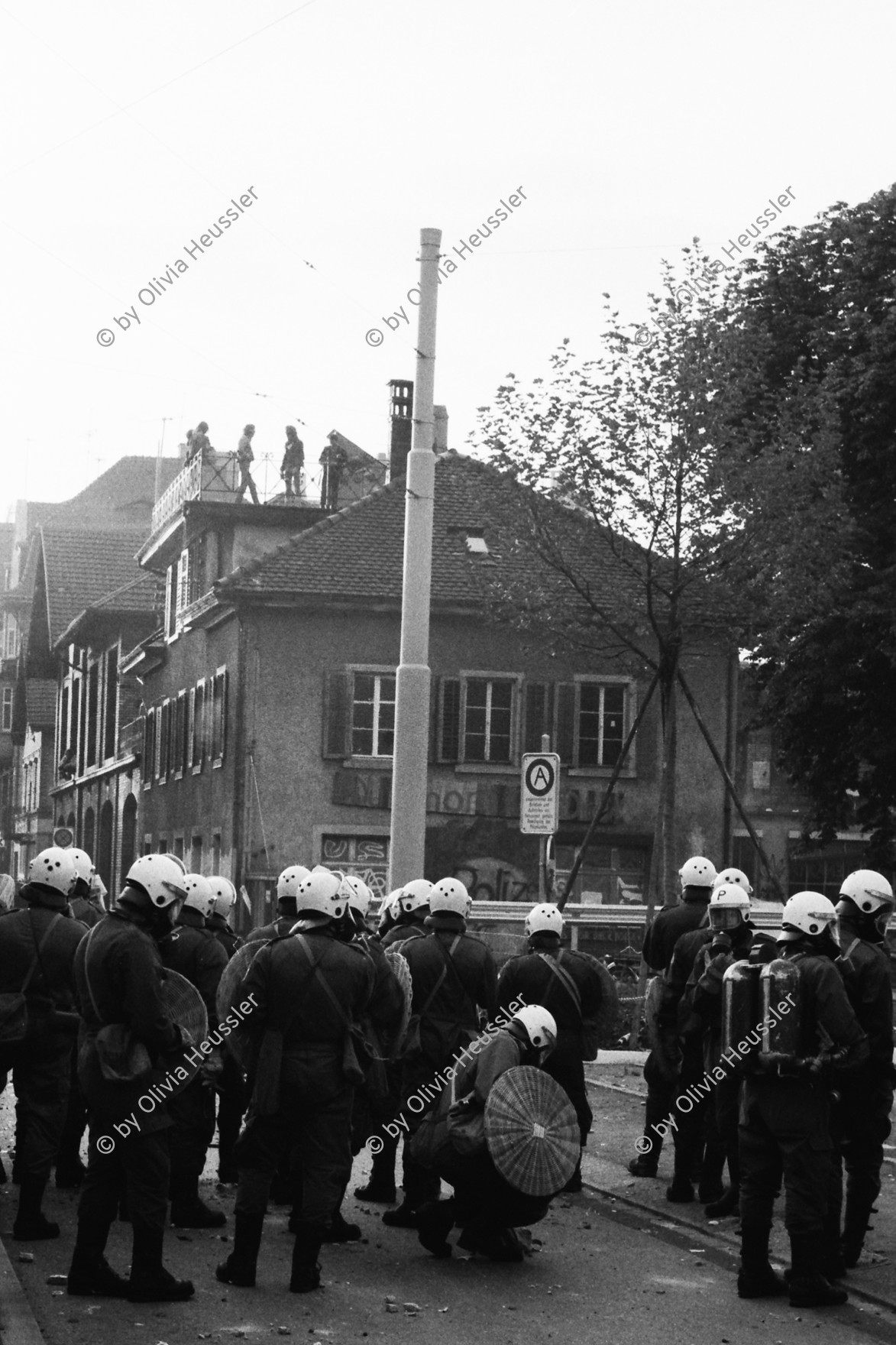 Image of sheet 19800306 photo 17: Demonstration für die Einstellung aller Strafverfahren. Zwölf Stunden Krawall  124 Verhaftungen Die Limmatstrasse 18-20 vor dem AJZ gleicht einem Schlachtfeld. Barrikaden. Rauch. Container liegen am Boden. 
Jugendbewegung Bewegig AJZ Zürcher Jugendunruhen Demonstrationen
Zürich youth movement protest 1980 √ Kreis 5 fünf Schweiz Switzerland Europe