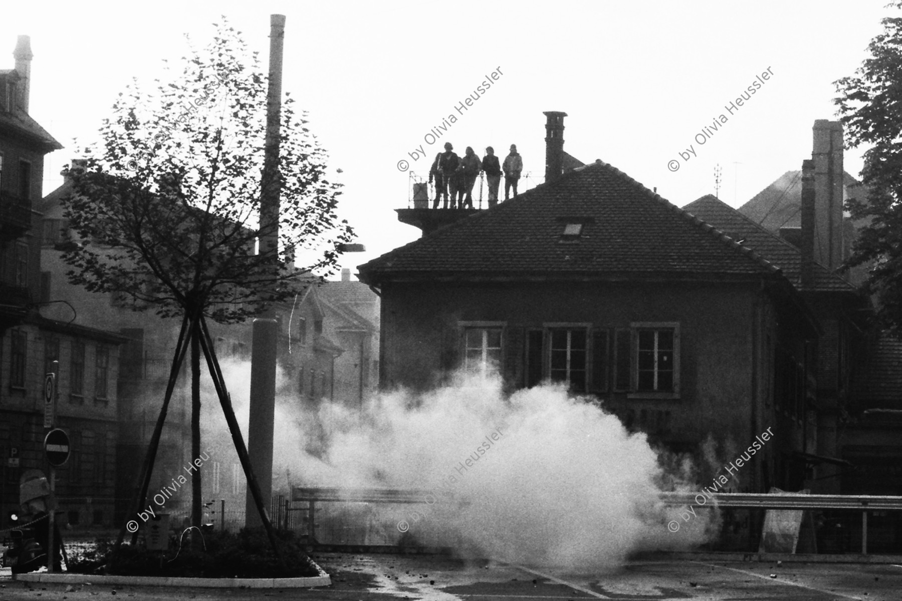 Image of sheet 19800306 photo 19: Demonstration für die Einstellung aller Strafverfahren. Zwölf Stunden Krawall  124 Verhaftungen Die Limmatstrasse 18-20 vor dem AJZ gleicht einem Schlachtfeld. Barrikaden. Rauch. Container liegen am Boden. 
Jugendbewegung Bewegig AJZ Zürcher Jugendunruhen Demonstrationen
Zürich youth movement protest 1980 √ Kreis 5 fünf Schweiz Switzerland Europe