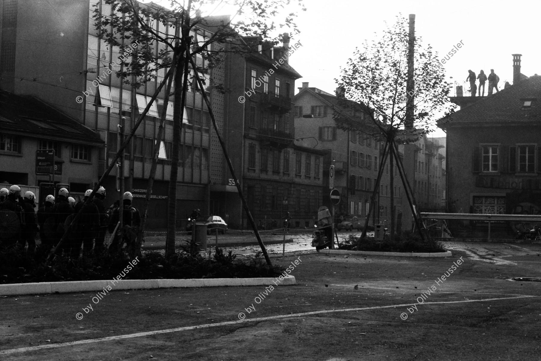 Image of sheet 19800306 photo 20: Demonstration für die Einstellung aller Strafverfahren. Zwölf Stunden Krawall  124 Verhaftungen Die Limmatstrasse 18-20 vor dem AJZ gleicht einem Schlachtfeld. Barrikaden. Rauch. Container liegen am Boden. 
Jugendbewegung Bewegig AJZ Zürcher Jugendunruhen Demonstrationen
Zürich youth movement protest 1980 √ Kreis 5 fünf Schweiz Switzerland Europe