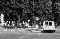 Image of sheet 19800306 photo 22: Demonstration für die Einstellung aller Strafverfahren. Zwölf Stunden Krawall  124 Verhaftungen Die Limmatstrasse 18-20 vor dem AJZ gleicht einem Schlachtfeld. Barrikaden. Rauch. Container liegen am Boden. Polizei greift Sanität Auto Deux Chevaux an, die Verletzte wegfahren, reissen Verwundete aus dem Auto und verhaften sie. 
Jugendbewegung Bewegig AJZ Zürcher Jugendunruhen Demonstrationen
Zürich youth movement protest 1980 √ Kreis 5 fünf Schweiz Switzerland Europe