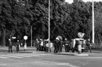Image of sheet 19800306 photo 25: Demonstration für die Einstellung aller Strafverfahren. Zwölf Stunden Krawall  124 Verhaftungen Die Limmatstrasse 18-20 vor dem AJZ gleicht einem Schlachtfeld. Polizei greift Sanität Auto Deux Chevaux an, die Verletzte wegfahren, reissen Verwundete aus dem Auto und verhaften sie. Kamera Mann Ackermann von SFDRS. 
Jugendbewegung Bewegig AJZ Zürcher Jugendunruhen Demonstrationen
Zürich youth movement protest 1980 √ Kreis 5 fünf Schweiz Switzerland Europe