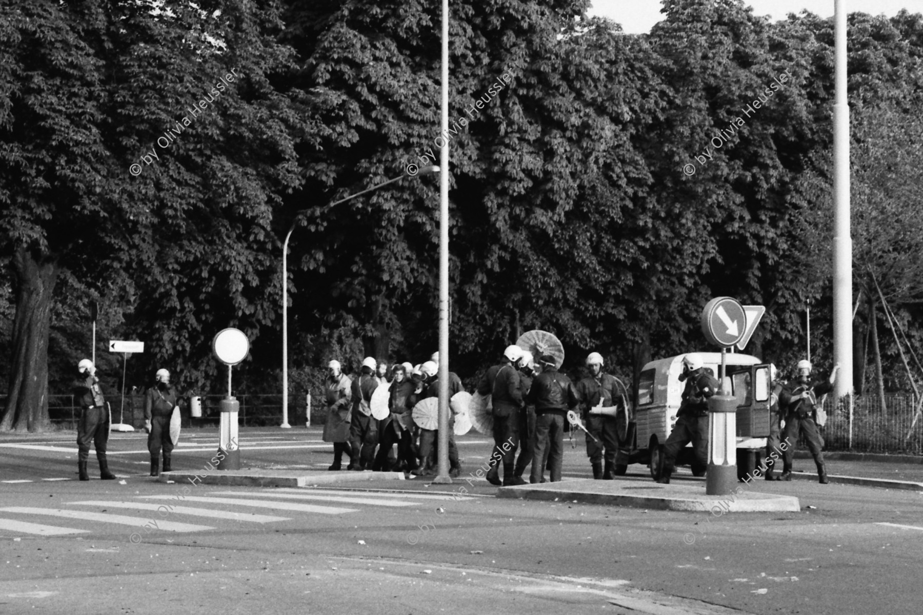 Image of sheet 19800306 photo 25: Demonstration für die Einstellung aller Strafverfahren. Zwölf Stunden Krawall  124 Verhaftungen Die Limmatstrasse 18-20 vor dem AJZ gleicht einem Schlachtfeld. Polizei greift Sanität Auto Deux Chevaux an, die Verletzte wegfahren, reissen Verwundete aus dem Auto und verhaften sie. Kamera Mann Ackermann von SFDRS. 
Jugendbewegung Bewegig AJZ Zürcher Jugendunruhen Demonstrationen
Zürich youth movement protest 1980 √ Kreis 5 fünf Schweiz Switzerland Europe