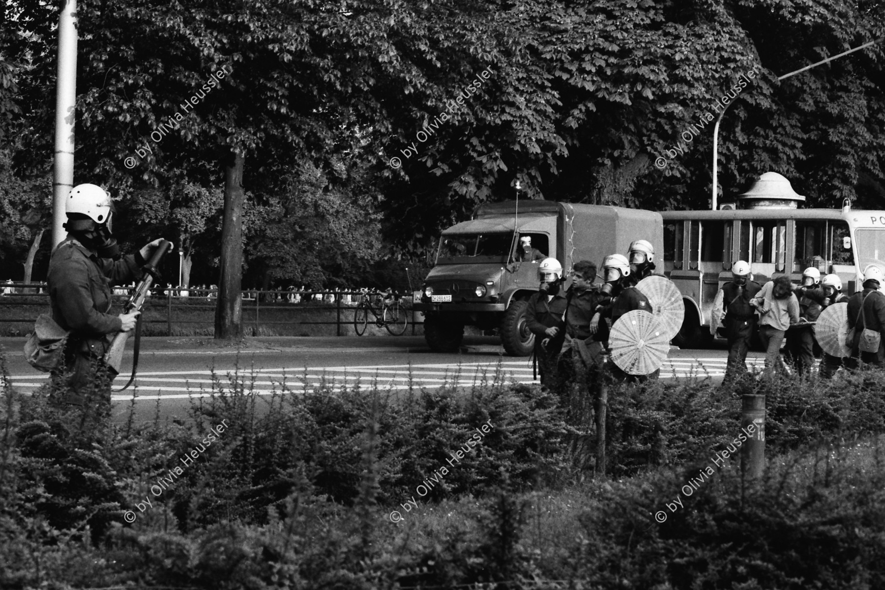 Image of sheet 19800306 photo 26: Demonstration für die Einstellung aller Strafverfahren. Zwölf Stunden Krawall  124 Verhaftungen Die Limmatstrasse 18-20 vor dem AJZ gleicht einem Schlachtfeld. Barrikaden. Polizei greift Sanität Auto Deux Chevaux an, die Verletzte wegfahren, reissen Verwundete aus dem Auto und verhaften sie. 
Jugendbewegung Bewegig AJZ Zürcher Jugendunruhen Demonstrationen
Zürich youth movement protest 1980 √ Kreis 5 fünf Schweiz Switzerland Europe