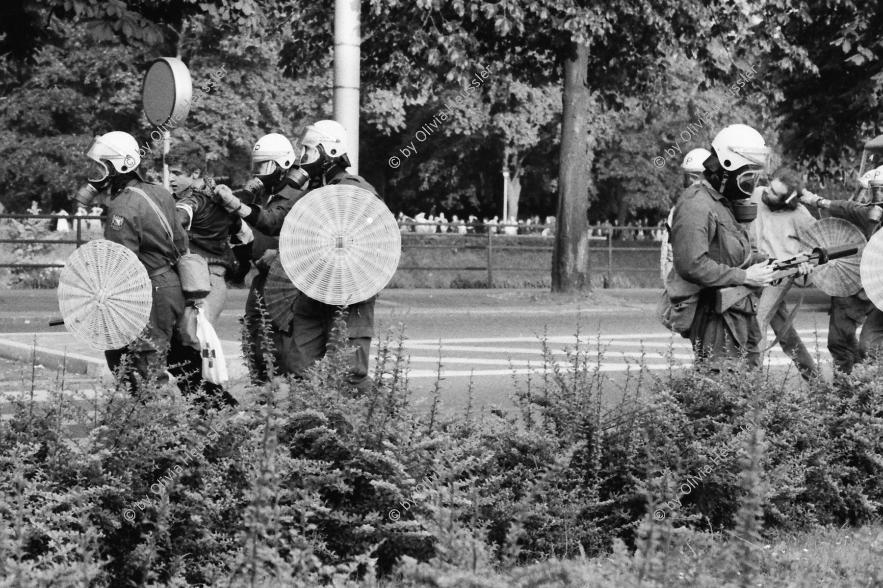 Image of sheet 19800306 photo 27: Die Limmatstrasse vor dem AJZ gleicht einem Schlachtfeld.

Die Polizeibeamten greifen das Sanität Auto an, mit Verletzten an Bord. (Arbeitsgruppe Sanität AG Sani) und verhaften die Betreuer und Opfer.  Junger Mann wird verhaftet
Zürich youth movement protest 1980 √ Kreis 5 fünf Schweiz Switzerland Europe