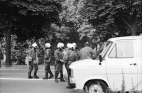 Image of sheet 19800306 photo 29: Demonstration für die Einstellung aller Strafverfahren. Zwölf Stunden Krawall  124 Verhaftungen Die Limmatstrasse 18-20 vor dem AJZ gleicht einem Schlachtfeld. Barrikaden. Rauch. Container liegen am Boden. Christian Vaterlaus.(heute Networking) Polizei greift Sanität Auto Deux Chevaux an, die Verletzte wegfahren, reissen Verwundete aus dem Auto und verhaften sie. Kamera Mann Ackermann von SFDRS. Junger Mann wird verhaftet, wird später Junkie und Patient von unserer Praxis am Limmatplatz. Angriff Polizei auf Gruppe auf Mühlesteg beim Platzspitz. Brücke über die Sihl. Junger schützt sich mit seinem aufgespannten Regenschirm. Wird von Polizei heftig zusammengeprügelt. Ich bin Zeugin am Prozess gegen ihn und erzähle über das friedliche Verhalten des Typs, der später 3 Monate bedingt Gefängnis kriegt. Meine Bilder (laut Staatsanwalt Bärtschi vor den Geschworenen) seien kein Beweis. Der Rand des Negativs sei nicht zu sehen!
Jugendbewegung Bewegig AJZ Zürcher Jugendunruhen Demonstrationen
Zürich youth movement protest 1980