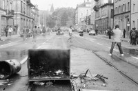 Image of sheet 19800306 photo 3: Demonstration für die Einstellung aller Strafverfahren. Zwölf Stunden Krawall  124 Verhaftungen Die Limmatstrasse 18-20 vor dem AJZ gleicht einem Schlachtfeld. Barrikaden. Rauch. Container liegen am Boden. 
Jugendbewegung Bewegig AJZ Zürcher Jugendunruhen Demonstrationen
Zürich youth movement protest 1980 √ Kreis 5 fünf Schweiz Switzerland Europe