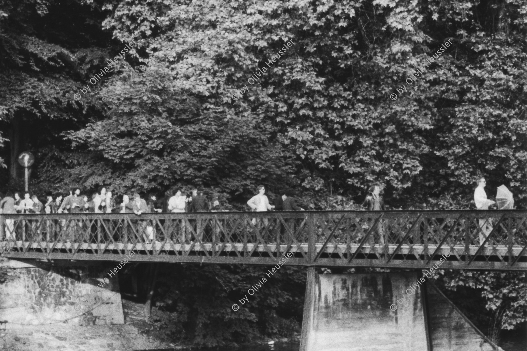 Image of sheet 19800306 photo 30: Demonstration für die Einstellung aller Strafverfahren. Zwölf Stunden Krawall  124 Verhaftungen Die Limmatstrasse 18-20 vor dem AJZ gleicht einem Schlachtfeld. Barrikaden. Rauch.  Angriff Polizei auf Gruppe auf Mühlesteg beim Platzspitz. Brücke über die Sihl. Junger schützt sich mit seinem aufgespannten Regenschirm. Wird von Polizei heftig zusammengeprügelt. Ich bin Zeugin für das friedliche Verhalten des Typs, der später 3 Monate bedingt Gefängnis kriegt. Meine Bilder (laut Staatsanwalt Bärtschi vor den Geschworenen) seien kein Beweis. Der Rand des Negativs sei nicht zu sehen!
Jugendbewegung Bewegig AJZ Zürcher Jugendunruhen Demonstrationen
Zürich youth movement protest 1980 √ Kreis 5 fünf Schweiz Switzerland Europe