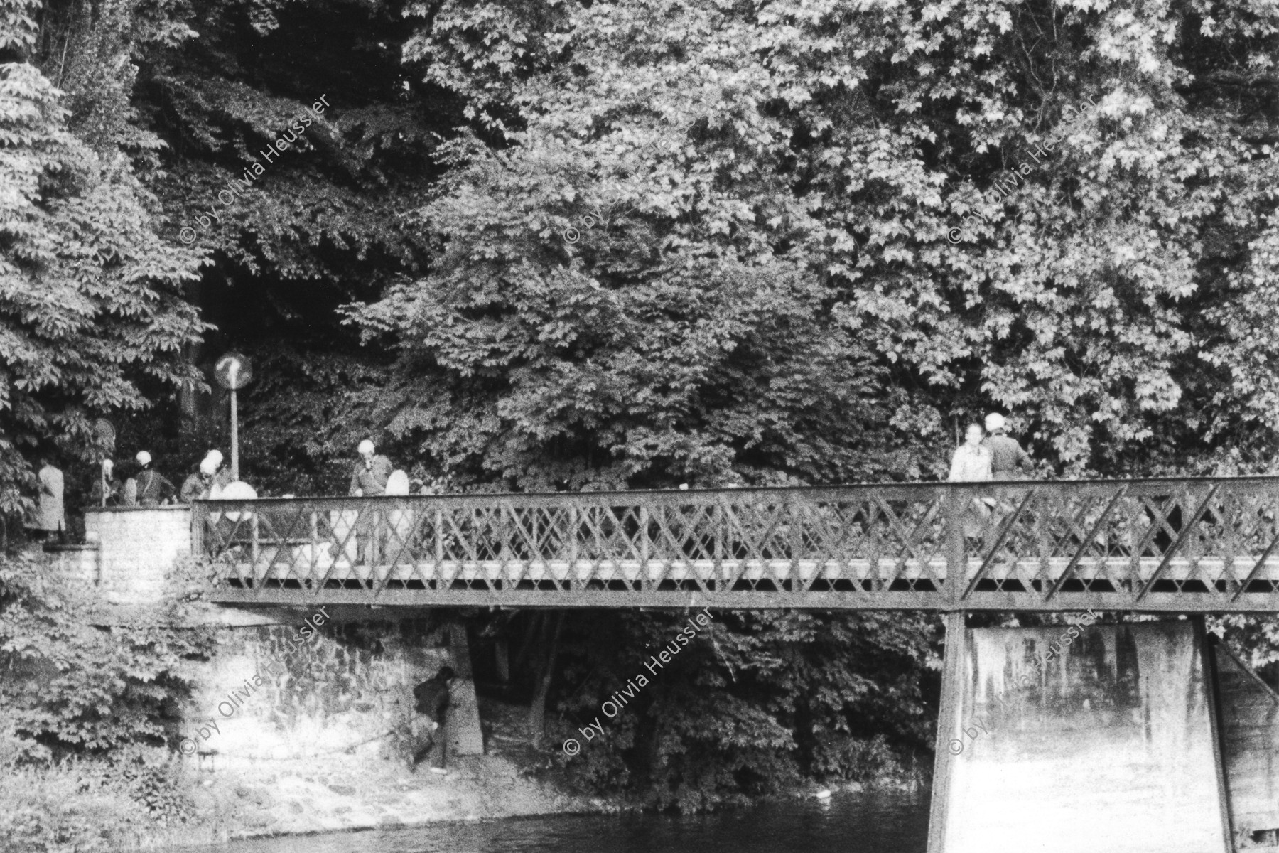 Image of sheet 19800306 photo 33: Demonstration für die Einstellung aller Strafverfahren. Zwölf Stunden Krawall  124 Verhaftungen Die Limmatstrasse 18-20 vor dem AJZ gleicht einem Schlachtfeld. Barrikaden. Rauch.  Angriff Polizei auf Gruppe auf Mühlesteg beim Platzspitz. auf der Brücke über die Sihl. Junger Mann schützt sich mit seinem aufgespannten Regenschirm. Wird von Polizei heftig zusammengeprügelt. Ich bin Zeugin für das friedliche Verhalten des Typs, der später 3 Monate bedingt Gefängnis kriegt. Meine Bilder (laut Staatsanwalt Bärtschi vor den Geschworenen) seien kein Beweis. Der Rand des Negativs sei nicht zu sehen!
Jugendbewegung Bewegig AJZ Zürcher Jugendunruhen Demonstrationen
Zürich youth movement protest 1980 √ Kreis 5 fünf Schweiz Switzerland Europe