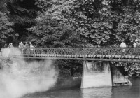 Image of sheet 19800306 photo 34: Demonstration für die Einstellung aller Strafverfahren. Zwölf Stunden Krawall 124 Verhaftungen Die Limmatstrasse 18-20 vor dem AJZ gleicht einem Schlachtfeld. Barrikaden. Rauch. Angriff Polizei auf Gruppe auf Mühlesteg beim Platzspitz. Junger schützt sich mit seinem aufgespannten Regenschirm. Wird von Polizei heftig zusammengeprügelt. Ich bin Zeugin für das friedliche Verhalten des Typs, der später 3 Monate bedingt Gefängnis kriegt. Meine Bilder (laut Staatsanwalt Bärtschi vor den Geschworenen) seien kein Beweis. Der Rand des Negativs sei nicht zu sehen!
Jugendbewegung Bewegig AJZ Zürcher Jugendunruhen Demonstrationen
Zürich youth movement protest 1980 √ Kreis 5 fünf Schweiz Switzerland Europe