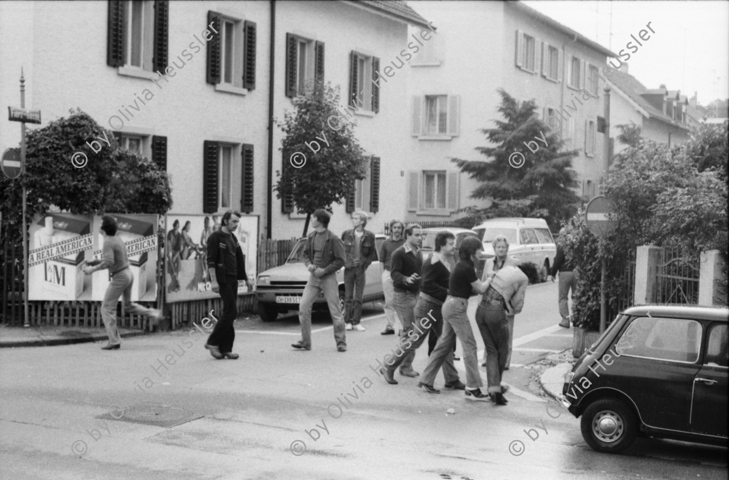 Image of sheet 19800306 photo 38: Zivile Polizeibeamte und Spitzel verhaften einen Jugendlichen an der Rebhuegel-besetzung in Zuerlch 1980.
Zürich youth movement protest Schweiz Switzerland