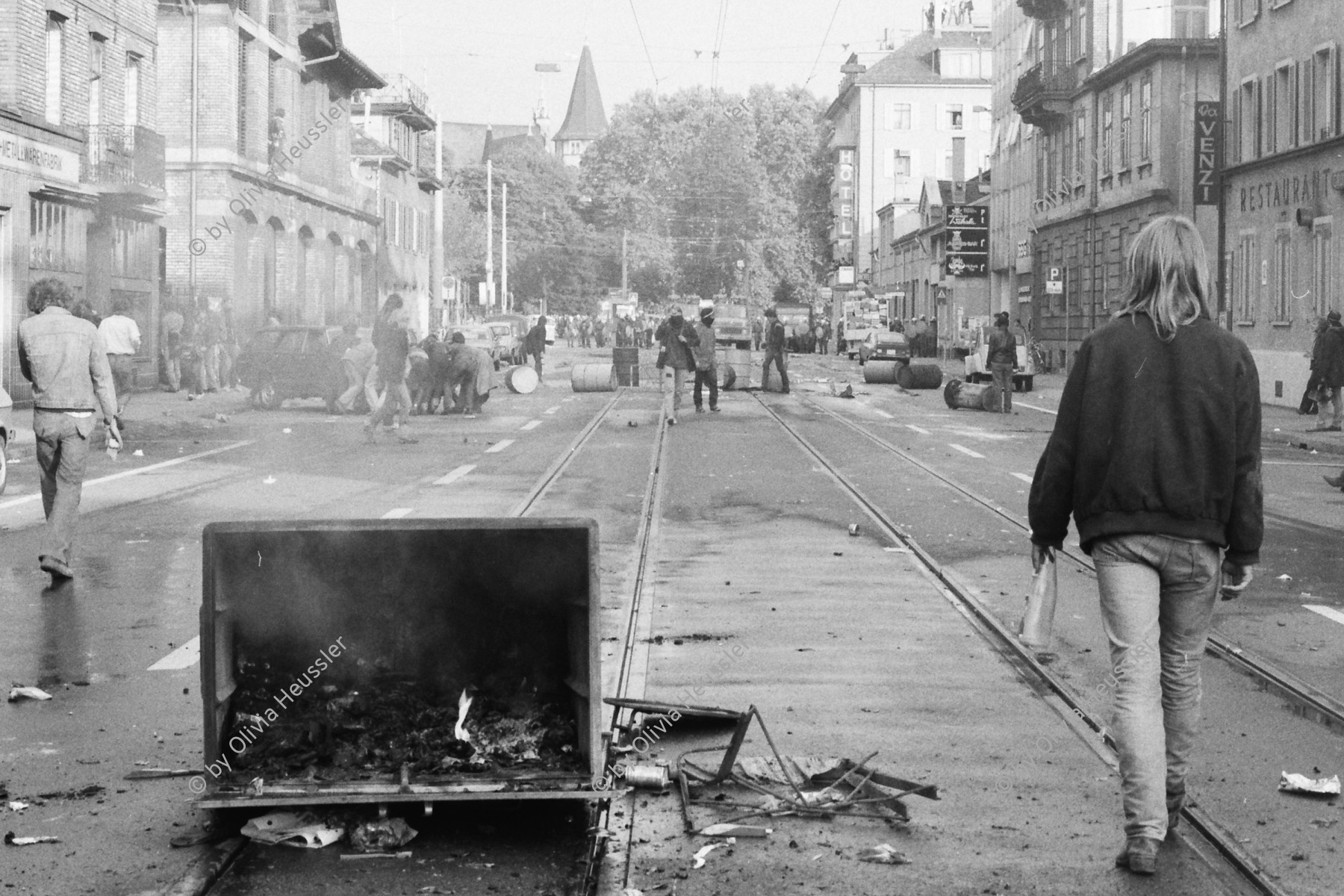 Image of sheet 19800306 photo 4: Demonstration für die Einstellung aller Strafverfahren. Zwölf Stunden Krawall  124 Verhaftungen Die Limmatstrasse 18-20 vor dem AJZ gleicht einem Schlachtfeld. Barrikaden. Rauch. Container liegen am Boden. 
Jugendbewegung Bewegig AJZ Zürcher Jugendunruhen Demonstrationen
Zürich youth movement protest 1980  √ Kreis 5 fünf Schweiz Switzerland Europe