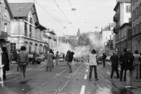 Image of sheet 19800306 photo 5: Aus: Zürich, Sommer 1980 p.39

Vor dem AJZ versammeln sich rund 200 Personen, um für die Einstellung der Strafverfahren zu demonstrieren. Der unbewilligte Demonstrationszug wird von der Polizei aufgelöst: Massive Auseinandersetzungen zwischen den Bewegten und der Polizei, die bis am Sonntagmorgen andauern. 124 Personen werden verhaftet. In der folgenden Woche wird in den Medien über das polizeiliche Vorgehen heftig diskutiert.

Die Limmatstrasse vor dem AJZ gleicht einem Schlachtfeld. Barrikaden. Rauch. Container liegen am Boden. 12. Juli 1980
Zürich youth movement protest 1980 √ Kreis 5 fünf Schweiz Switzerland Europe