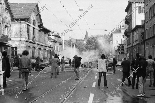 Image of sheet 19800306 photo 5: Aus: Zürich, Sommer 1980 p.39

Vor dem AJZ versammeln sich rund 200 Personen, um für die Einstellung der Strafverfahren zu demonstrieren. Der unbewilligte Demonstrationszug wird von der Polizei aufgelöst: Massive Auseinandersetzungen zwischen den Bewegten und der Polizei, die bis am Sonntagmorgen andauern. 124 Personen werden verhaftet. In der folgenden Woche wird in den Medien über das polizeiliche Vorgehen heftig diskutiert.

Die Limmatstrasse vor dem AJZ gleicht einem Schlachtfeld. Barrikaden. Rauch. Container liegen am Boden. 12. Juli 1980
Zürich youth movement protest 1980 √ Kreis 5 fünf Schweiz Switzerland Europe