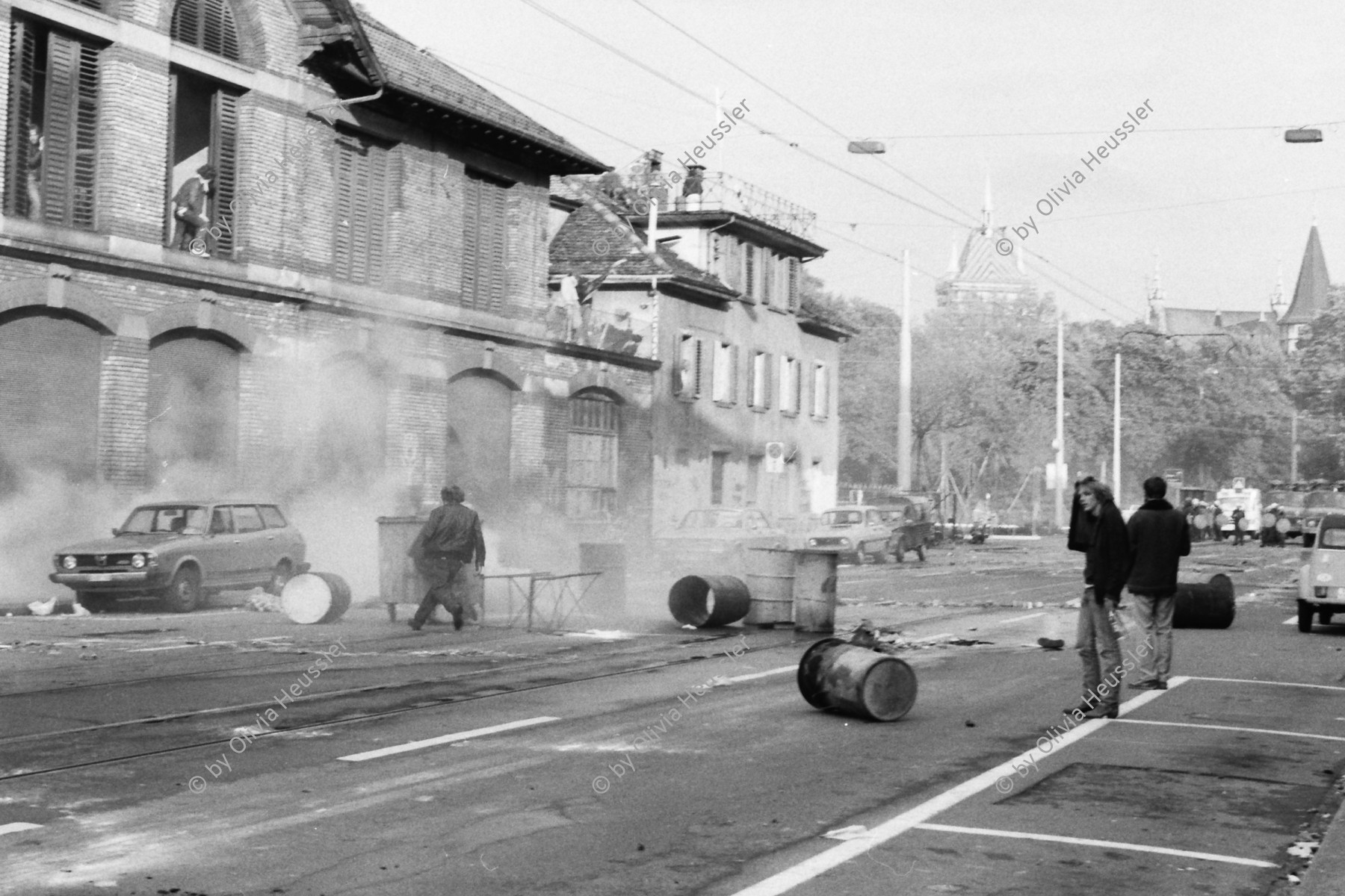 Image of sheet 19800306 photo 6: Demonstration für die Einstellung aller Strafverfahren. Zwölf Stunden Krawall  124 Verhaftungen Die Limmatstrasse 18-20 vor dem AJZ gleicht einem Schlachtfeld. Barrikaden. Rauch. Container liegen am Boden. 
Jugendbewegung Bewegig AJZ Zürcher Jugendunruhen Demonstrationen
Zürich youth movement protest 1980 √ Kreis 5 fünf Schweiz Switzerland Europe