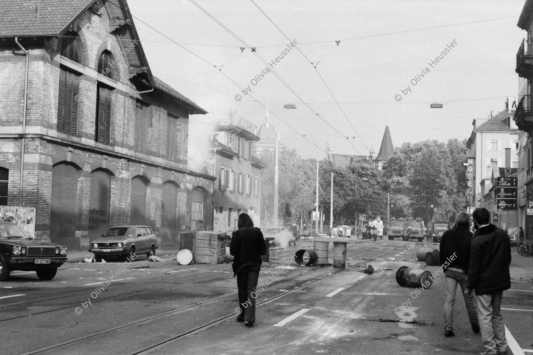 Image of sheet 19800306 photo 8: Demonstration für die Einstellung aller Strafverfahren. Zwölf Stunden Krawall  124 Verhaftungen Die Limmatstrasse 18-20 vor dem AJZ gleicht einem Schlachtfeld. Barrikaden. Rauch. Container liegen am Boden. 

Jugendbewegung Bewegig AJZ Zürcher Jugendunruhen Demonstrationen
Zürich youth movement protest 1980 √ Kreis 5 fünf Schweiz Switzerland Europe