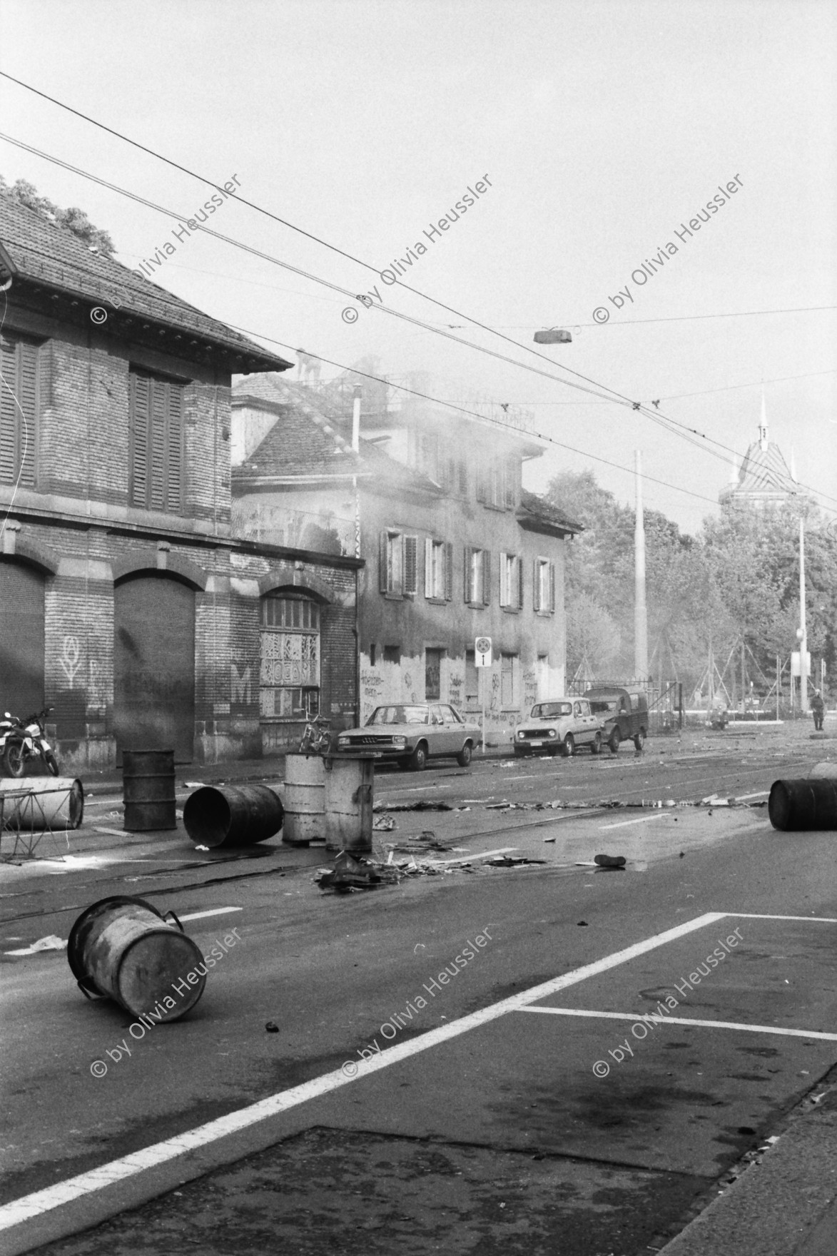 Image of sheet 19800306 photo 9: Demonstration für die Einstellung aller Strafverfahren. Zwölf Stunden Krawall  124 Verhaftungen Die Limmatstrasse 18-20 vor dem AJZ gleicht einem Schlachtfeld. Barrikaden. Rauch. Container liegen am Boden. 
Jugendbewegung Bewegig AJZ Zürcher Jugendunruhen Demonstrationen
Zürich youth movement protest 1980 √ Kreis 5 fünf Schweiz Switzerland Europe