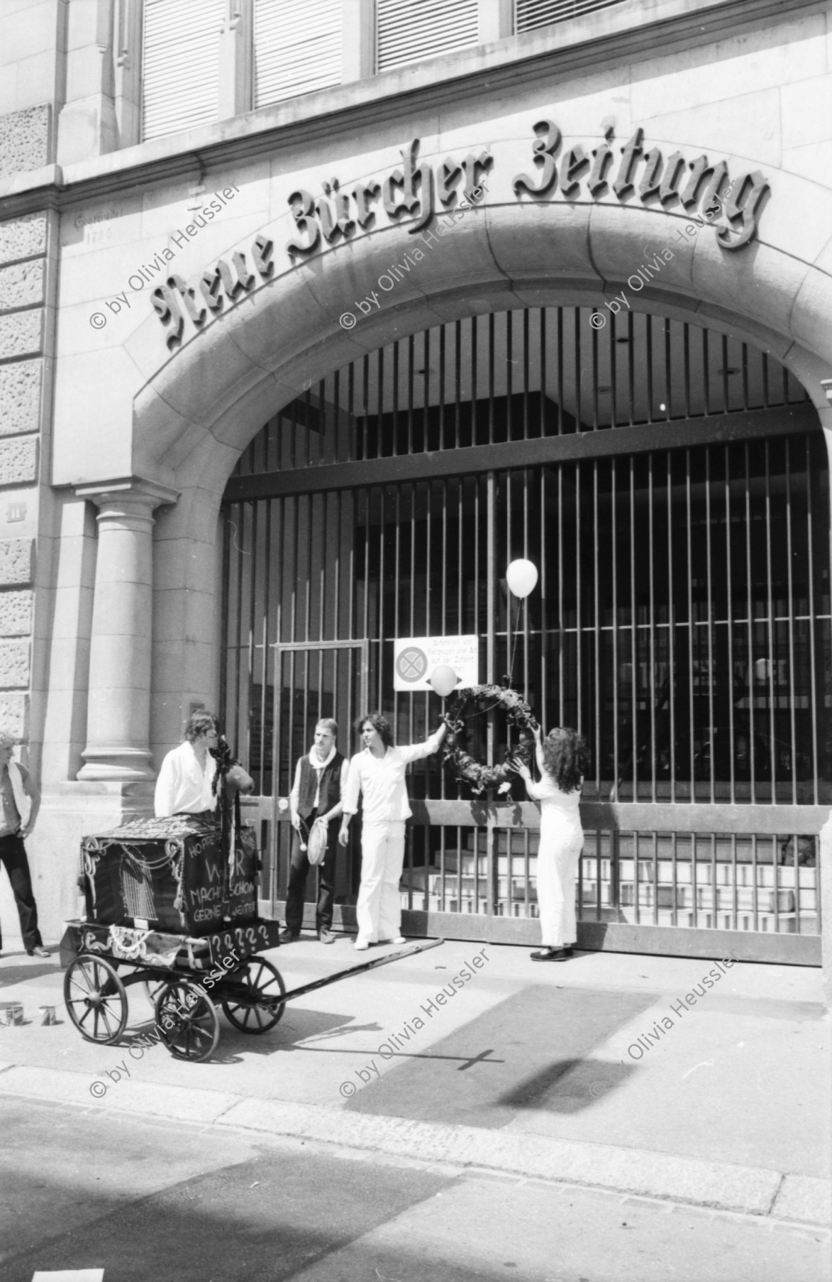 Image of sheet 19800320 photo 17: 1. Aug Feier auf dem Bürkliplatz mit dem Volk. Vor Schweizer Fahne Fest Redner mit Militär geschützt. Kranzniederlegung mit Lisette Grau vor NZZ Neue Zürcher Zeitung. Portrait Andi Ackermann, nicht meine Photos. TV Kameramann
 
Achtung! Bilder mit Nummern von diesem Bogen bei 800321 im PC archiviert

Jugendbewegung Bewegig AJZ Zürcher Jugendunruhen Demonstrationen