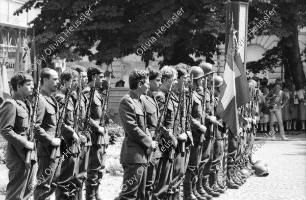 Image of sheet 19800320 photo 2: Soldaten an Militärparade am Schweizerischen Nationalfeiertag auf dem Bürkliplatz in Zürich am 1. August 1980.
 
Achtung! Bilder mit Nummern von diesem Bogen bei 800321 im PC archiviert