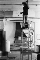 Image of sheet 19800321 photo 1: Szenen aus dem AJZ und Aktion Arbeit im neuen AJZ Autonomen Jugendzentrum. Es wird gestrichen und gemalt.
Jugendbewegung Bewegig AJZ Zürcher Jugendunruhen Demonstrationen
Zürich youth movement protest 1980 √