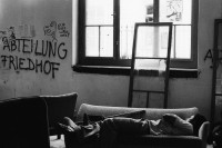 Image of sheet 19800321 photo 3: Mann schlaeft vor Graffiti,  Autonomes Jugendzentrum Zuerich 1980.

Jugendbewegung Bewegig AJZ Zürcher Jugendunruhen Demonstrationen
Zürich youth movement protest Swiss Schweiz Switzerland Abteilung Friedhof

Im Bestand Fotostiftung Schweiz 24 x 30 cm RC Vintage 1986.017 B.0226
Exhibition: Zurich, The Eighties Photobastei Zürich 2020
