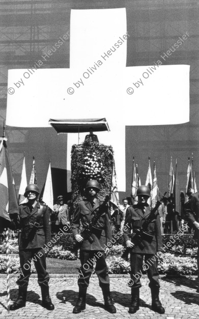 Image of sheet 19800321 photo 32: angehörige Militär Bürkliplatz. 
Even during the hot summer 1980 of August 1 National Day Swiss Army soldiers protect the events on the Bürkliplatz. troops  military white cross Schweizer Kreuz Fahne flag emblem national Swiss Switzerland Europe
Zürich  1980 Exhibition
Out of: From time to time  / VonZeitzuZeit


copyright by Olivia Heussler
gerahmt framed with passepartout 50 x 62 cm