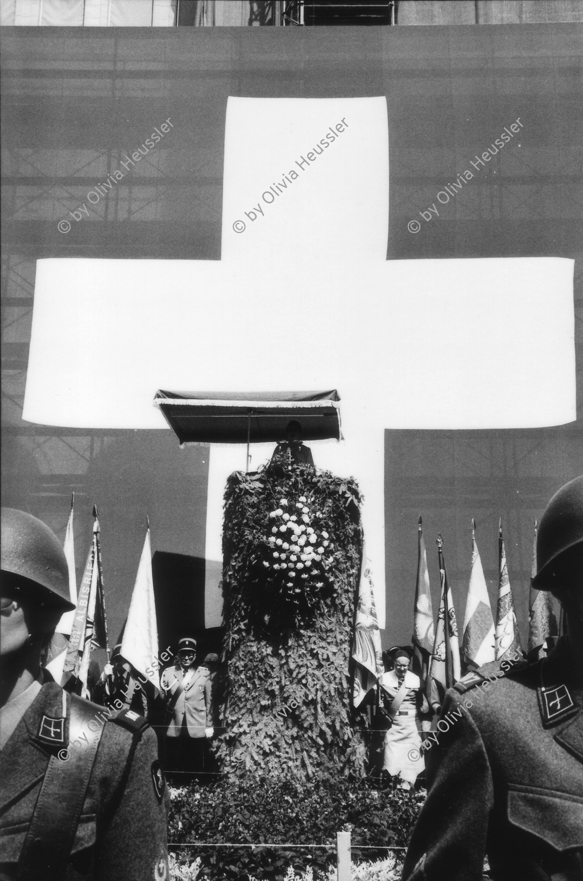 Image of sheet 19800321 photo 33: 1. August Nationalfeiertag mit voller Pracht auf dem Bürkliplatz über die Bühne. Militär Armeeangehörige schützt.

Zürich 1980 √ national day  Swiss Schweiz Switzerland Europe flag military troops speech helmet Schweizer fahne