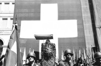 Image of sheet 19800321 photo 34: Nationalfeiertag 1. August Feiertag Militär Schweizerkreuz Fahne Flagge Helm Maschinengewehre Männer Soldaten Soldiers Army Sprecher Speach Blumen Sonne
Military in front of a swiss flag during the  official speeaches at the National  Day  the 08-01-80 in Zürich, Switzerland 1980 √  Swiss Schweiz Switzerland Europe 

RC Print returned by Libération, Paris 2015