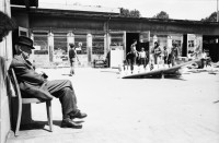 Image of sheet 19800322 photo 11: Im AJZ starten die Vorbereitungen für ein 1. August Nationalfeiertag. Währenddem verirrt sich ein Bürger Rentner im AJZ und macht dort ein Nickerchen. 

Jugendbewegung Bewegig AJZ Zürcher Jugendunruhen 
Zürich youth movement protest 1980