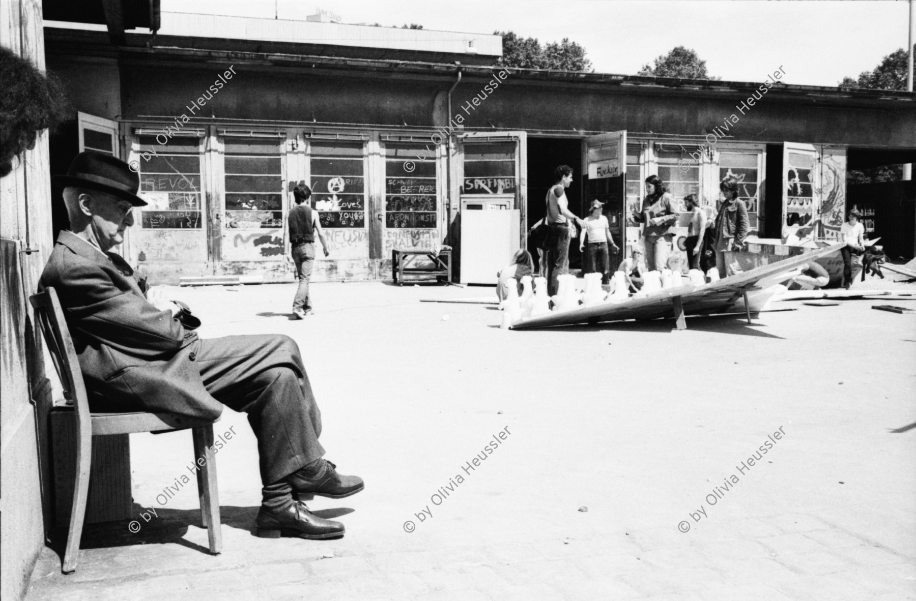 Image of sheet 19800322 photo 11: Im AJZ starten die Vorbereitungen für ein 1. August Nationalfeiertag. Währenddem verirrt sich ein Bürger Rentner im AJZ und macht dort ein Nickerchen. 

Jugendbewegung Bewegig AJZ Zürcher Jugendunruhen 
Zürich youth movement protest 1980