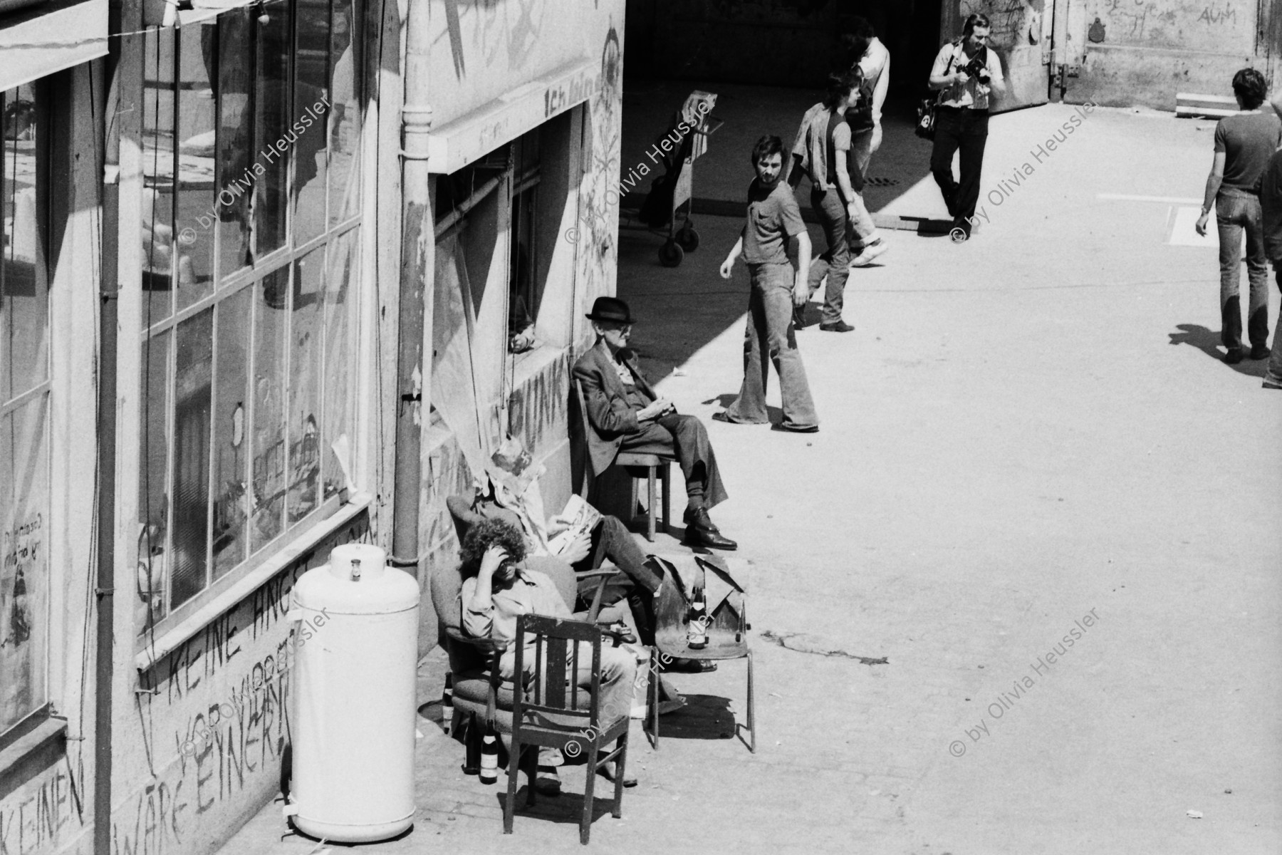 Image of sheet 19800322 photo 13: Im AJZ starten die Vorbereitungen für ein 1. August Nationalfeiertag auf dem Sechseläuten Platz vor dem Opernhaus Opera, mit anschliessender Unzufriedenen Demo. Während dem verirrt sich ein Bürger Rentner im AJZ und macht dort ein Nickerchen. Die Leute sitzen in der Sonne. Ballone. 

Jugendbewegung Bewegig AJZ Zürcher Jugendunruhen Demonstrationen
Zürich youth movement protest 1980 √
© 1980, by OLIVIA HEUSSLER, / www.clic.li