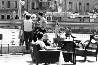 Image of sheet 19800322 photo 14: Im AJZ starten die Vorbereitungen für ein 1. August Fest auf dem Sechseläuten Platz mit anschliessender Unzufriedenen Demo. Die Leute sitzen in der Sonne.
Zürich youth movement protest 1980 √
© 1980, by OLIVIA HEUSSLER, / www.clic.li