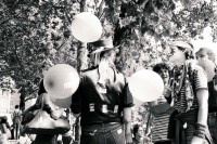 Image of sheet 19800322 photo 17: Im AJZ starten die Vorbereitungen für ein 1. August Nationalfeiertag auf dem Sechseläuten Platz vor dem Opernhaus Opera, mit anschliessender Unzufriedenen Demo. Gruppenbild von drei PatriotInnen. 

Jugendbewegung Bewegig AJZ Zürcher Jugendunruhen Demonstrationen
Zürich youth movement protest 1980 √
© 1980, by OLIVIA HEUSSLER, / www.clic.li
