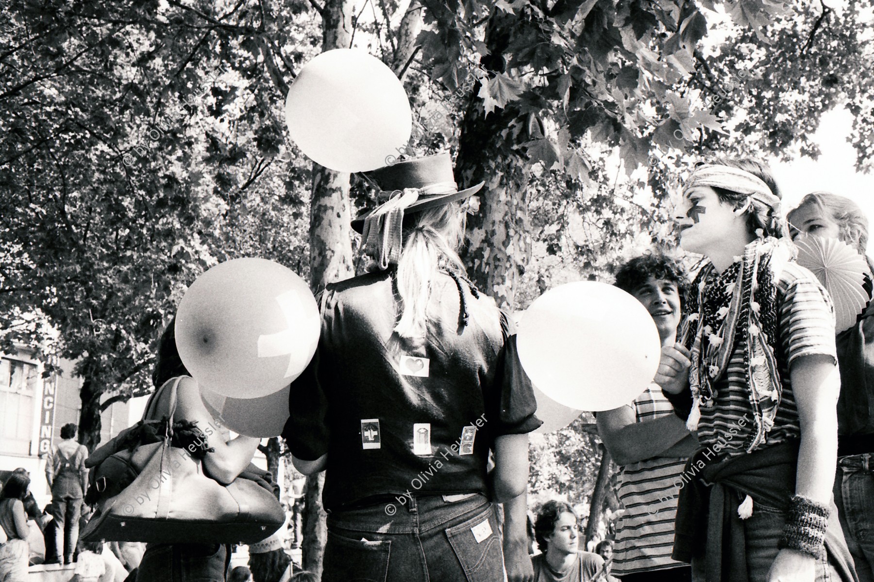 Image of sheet 19800322 photo 17: Im AJZ starten die Vorbereitungen für ein 1. August Nationalfeiertag auf dem Sechseläuten Platz vor dem Opernhaus Opera, mit anschliessender Unzufriedenen Demo. Gruppenbild von drei PatriotInnen. 

Jugendbewegung Bewegig AJZ Zürcher Jugendunruhen Demonstrationen
Zürich youth movement protest 1980 √
© 1980, by OLIVIA HEUSSLER, / www.clic.li