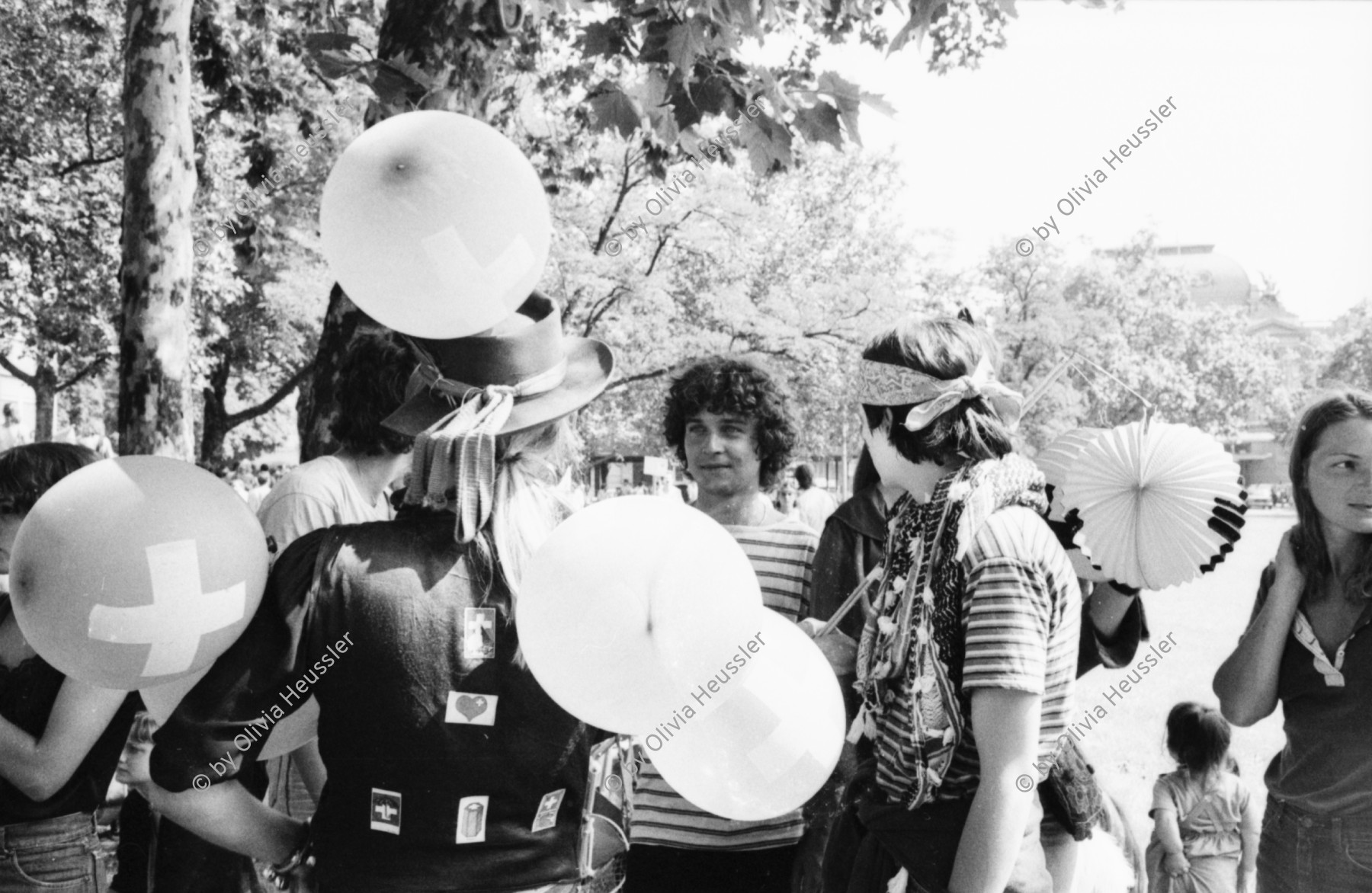 Image of sheet 19800322 photo 19: 1. August Nationalfeiertag auf dem Sechseläuten Platz vor dem Opernhaus Opera, mit anschliessender Unzufriedenen Demo. Ballon 

Jugendbewegung Bewegig AJZ Zürcher Jugendunruhen Demonstrationen
Zürich youth movement protest 1980 √
© 1980, by OLIVIA HEUSSLER