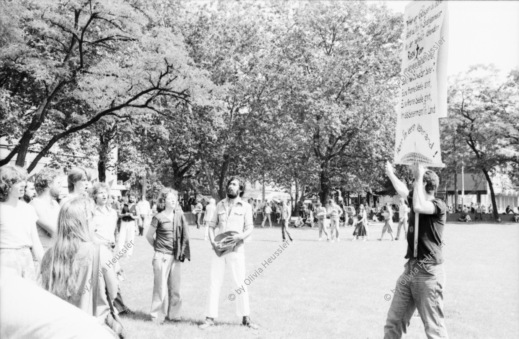 Image of sheet 19800322 photo 21: 1. August Nationalfeiertag auf dem Sechseläuten Platz vor dem Opernhaus Opera, mit anschliessender Unzufriedenen Demo. Chor

Jugendbewegung Bewegig AJZ Zürcher Jugendunruhen Demonstrationen
Zürich youth movement protest 1980 √
© 1980, by OLIVIA HEUSSLER