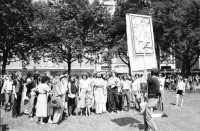 Image of sheet 19800322 photo 22: 1. August Nationalfeiertag auf dem Sechseläuten Platz vor dem Opernhaus Opera, mit anschliessender Unzufriedenen Demo. Chor

Jugendbewegung Bewegig AJZ Zürcher Jugendunruhen Demonstrationen
Zürich youth movement protest 1980 √
© 1980, by OLIVIA HEUSSLER