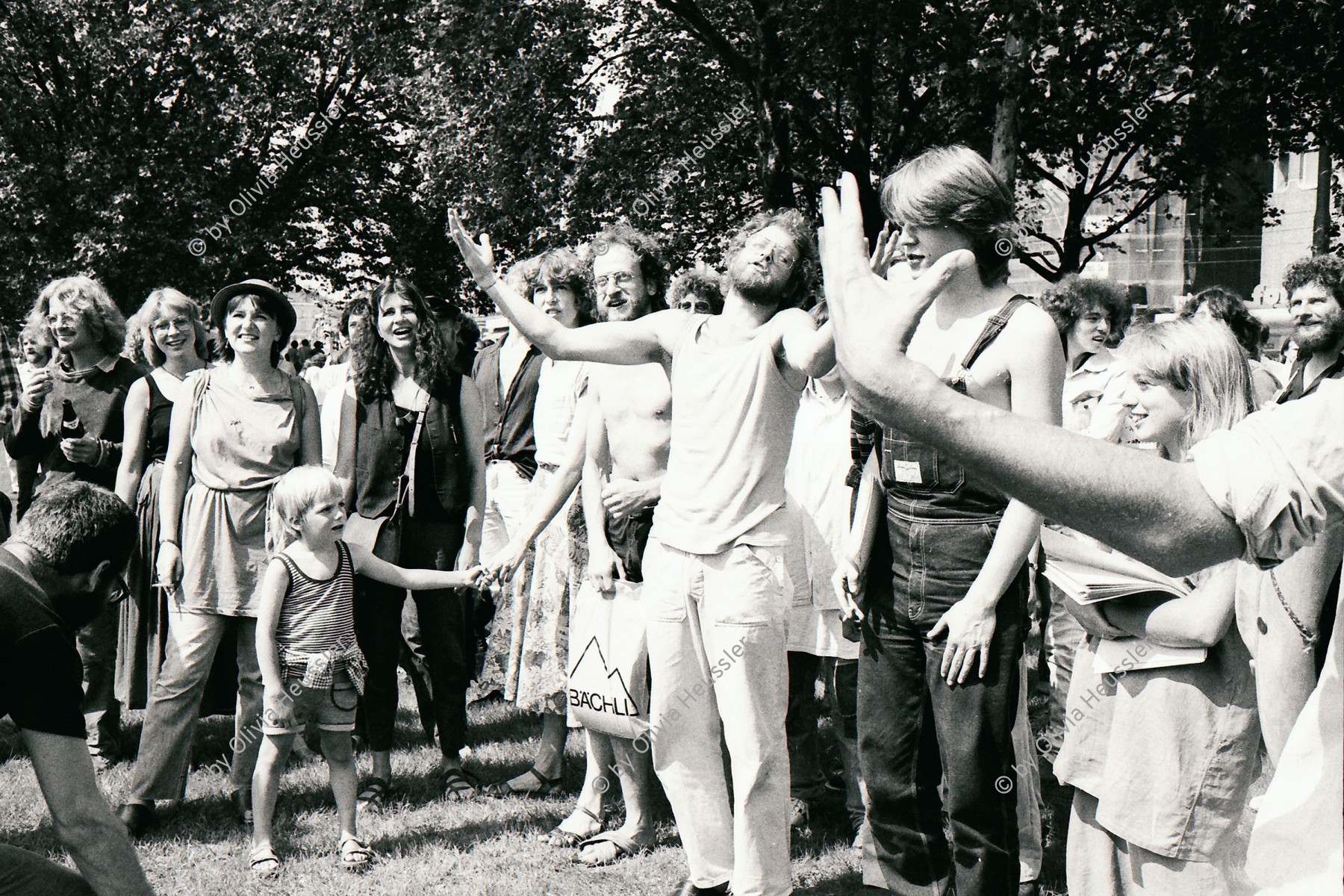 Image of sheet 19800322 photo 26: Feierlichkeiten zum 1. August Nationalfeiertag auf dem Sechseläuten Platz vor dem Opernhaus Opera, mit anschliessender Unzufriedenen Demo. Chor

Jugendbewegung Bewegig AJZ Zürcher Jugendunruhen Demonstrationen
Zürich youth movement protest 1980 √
© 1980, by OLIVIA HEUSSLER