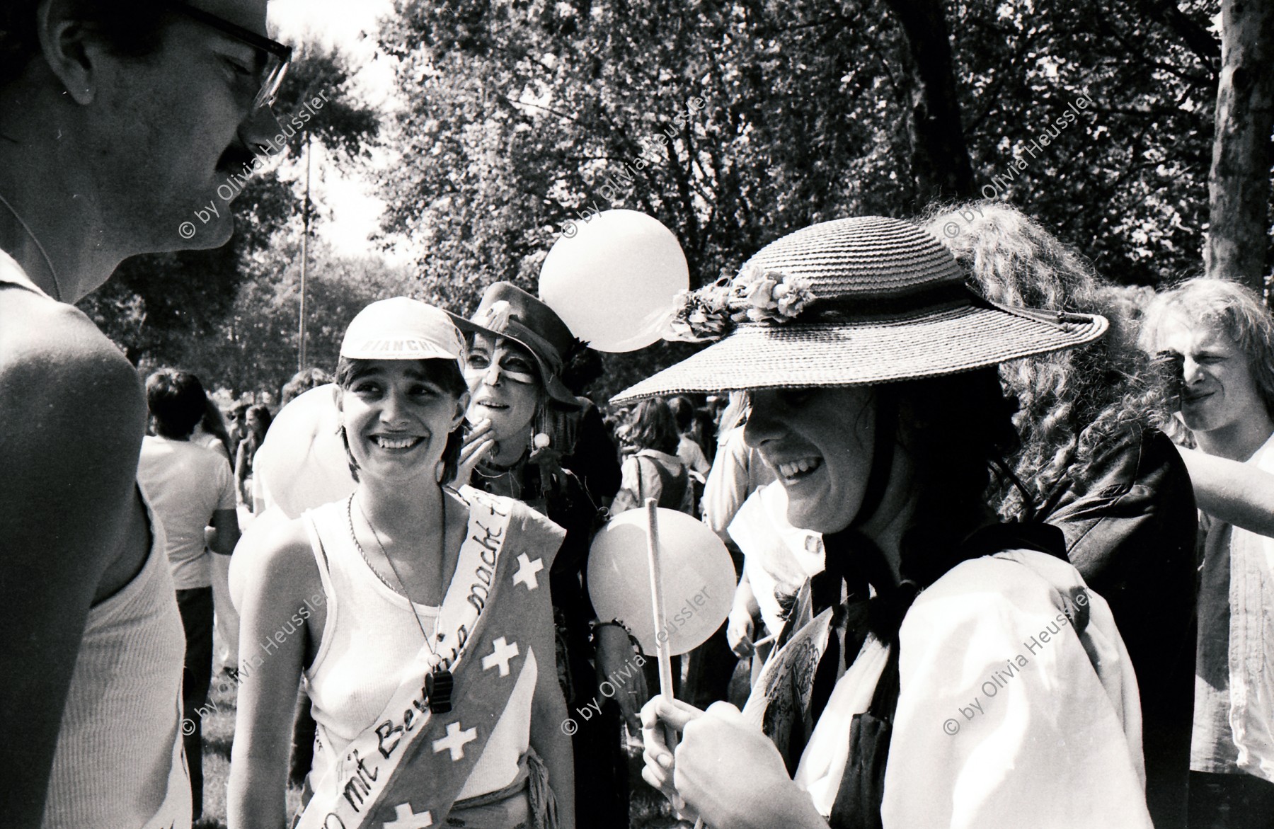 Image of sheet 19800322 photo 29: Im AJZ starten die Vorbereitungen für ein 1. August Nationalfeiertag auf dem Sechseläuten Platz vor dem Opernhaus Opera, mit anschliessender Unzufriedenen Demo. Gabriela Eberle (re)

Jugendbewegung Bewegig AJZ Zürcher Jugendunruhen Demonstrationen
Zürich youth movement protest 1980 
© 1980, Olivia Heussler √