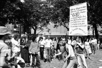 Image of sheet 19800322 photo 31: Am 1. August und Nationalfeiertag auf dem Sechseläuten Platz mit anschliessender Unzufriedenen Demo. 
Die Kollegen singen ein Lied auf das AKW Gösgen.

Trittst vor Gösgen du daher
siehst du ihn im Strahlenmeer
Ihn, den heimlich tötenden ReakTor
wann dann eure Haut sich rötet
Betet, freie Schweizer betet!
Eure fromme Seele ahnt, 
Eure fromme Seele ahnt,
Ihn als Sensemann im Land
Herr im leeren Vaterland!

Chläusel (gest. 2012)

Zürich youth movement protest 1980 √
© 1980, by OLIVIA HEUSSLER, / www.clic.li