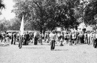 Image of sheet 19800322 photo 33: 1. August Nationalfeiertag auf dem Sechseläuten Platz vor dem Opernhaus Opera, mit anschliessender Unzufriedenen Demo. Chor

Jugendbewegung Bewegig AJZ Zürcher Jugendunruhen Demonstrationen
Zürich youth movement protest 1980 √
© 1980, by OLIVIA HEUSSLER