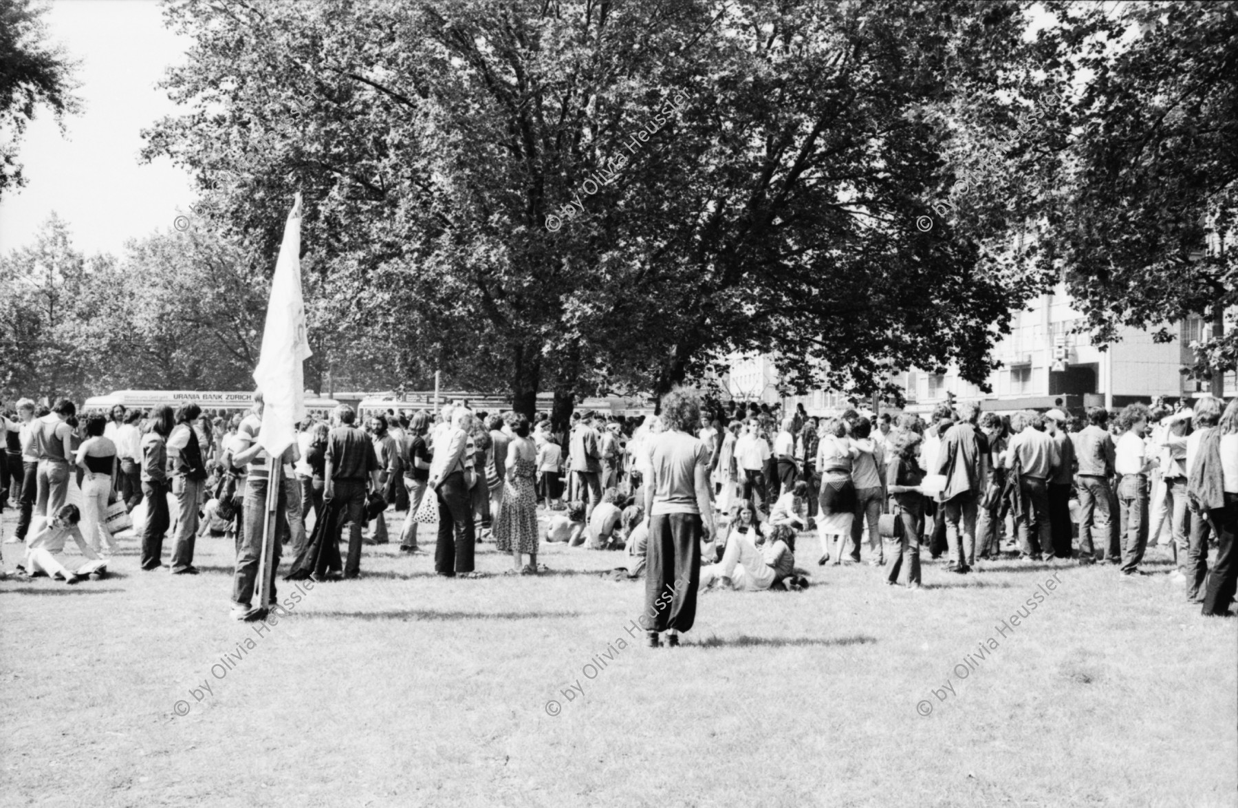 Image of sheet 19800322 photo 33: 1. August Nationalfeiertag auf dem Sechseläuten Platz vor dem Opernhaus Opera, mit anschliessender Unzufriedenen Demo. Chor

Jugendbewegung Bewegig AJZ Zürcher Jugendunruhen Demonstrationen
Zürich youth movement protest 1980 √
© 1980, by OLIVIA HEUSSLER