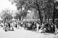 Image of sheet 19800322 photo 34: Die Jugendlichen feiern ihren Nationalfeiertag, den 1. August 1980 auf dem Opernhausplatz in Zuerich.

Jugendbewegung Bewegig Zürcher Jugendunruhen 
Zürich youth movement protest