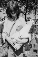Image of sheet 19800322 photo 36: 1. August Nationalfeiertag auf dem Sechseläuten Platz vor dem Opernhaus Opera, mit anschliessender Unzufriedenen Demo. Die kleinen Sprite Werbe Bärchen dienen als Eisbären. Symbol, für das kalte Klima in der Stadt. Jedes trägt eine Bombe. Mit Zündschnur. 

Jugendbewegung Bewegig AJZ Zürcher Jugendunruhen Demonstrationen
Zürich youth movement protest 1980 √
© 1980, by OLIVIA HEUSSLER, / www.clic.li