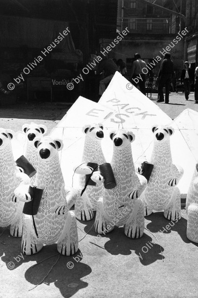 Image of sheet 19800322 photo 5: Mit Eisbaeren und Packeis gegen das kalte Klima der Stadt, Zuerich 1980.  
Jeder trägt eine Bombe mit Zündschnur. 
Vintage Print co/ Sabina Stokar gerahmt. 30 x 40 cm


gerahmt framed with passepartout 40 x 60 cm Altkirch

Jugendbewegung Bewegig AJZ Zürcher Jugendunruhen Demonstrationen youth movement protest
Exhibition: Photobastei 2.0 Zürich 2020