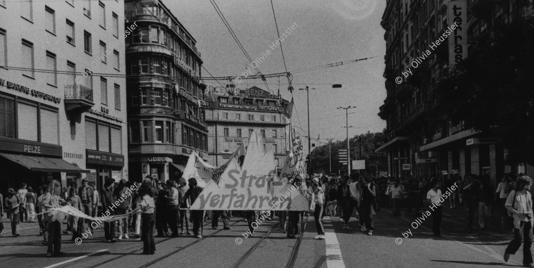 Image of sheet 19800323 photo 0: Unzufriedenen Demonstration am Limmatquai mit Eisberg gegen Strafverfahren.
Zürich youth movement protest 1980 √