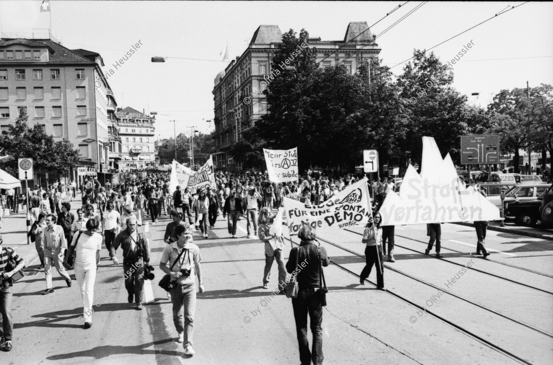 Image of sheet 19800323 photo 1: Unzufriedenen Demonstration am Limmatquai mit Eisberg gegen Strafverfahren.
Zürich youth movement protest 1980 √